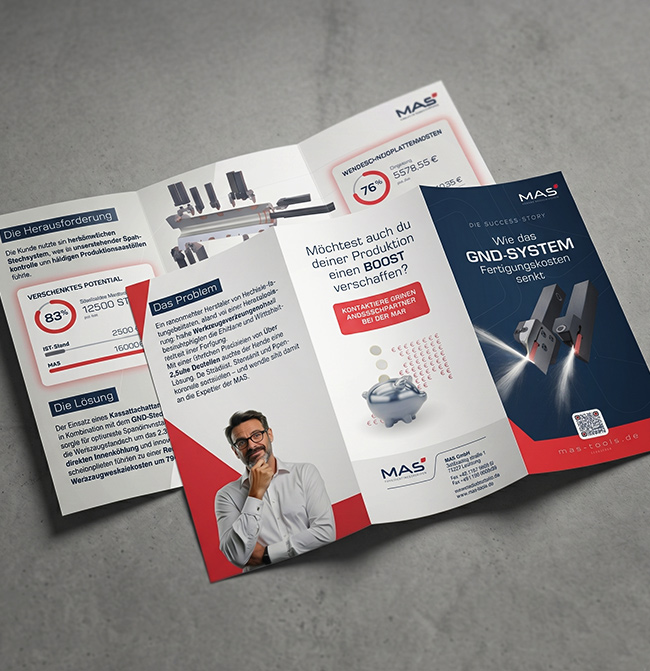 Produkt-Faltblatt für MAS GmbH mit der Headline Wie das GND-System Fertigungskosten senkt mit technischen Renderings von Drehwerkzeugen, einem QR-Code und einem silbernen Sparschwein-Symbol