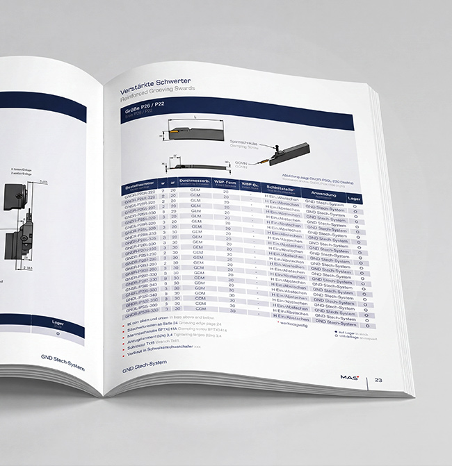 Aufgeschlagener gedruckter zweisprachiger Produktkatalog mit technischen Tabellen und CAD-Zeichnungen von Industriewerkzeugen